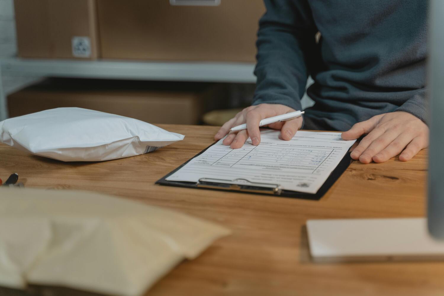 Professionnel BIC consultant un formulaire 2031 sur écran d’ordinateur