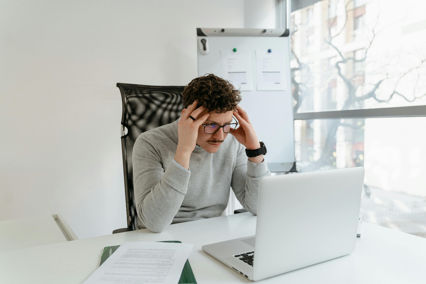 Illustration d'un chef d'entreprise cherchant une solution simple pour ses déclarations fiscales en ligne avec Teledec